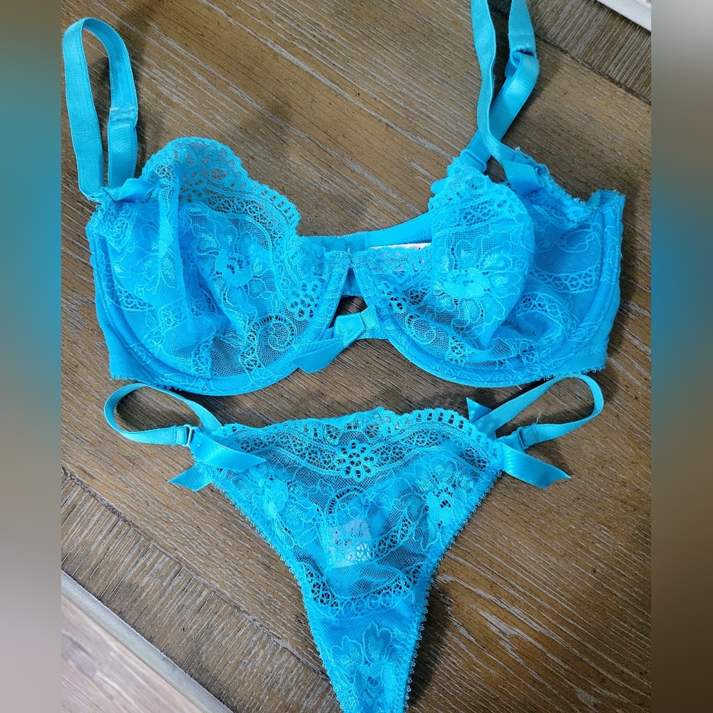 Jezebel bra and panty set 34D / small panty
